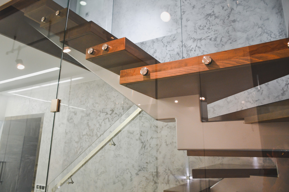 Деревянная лестница в загородном доме