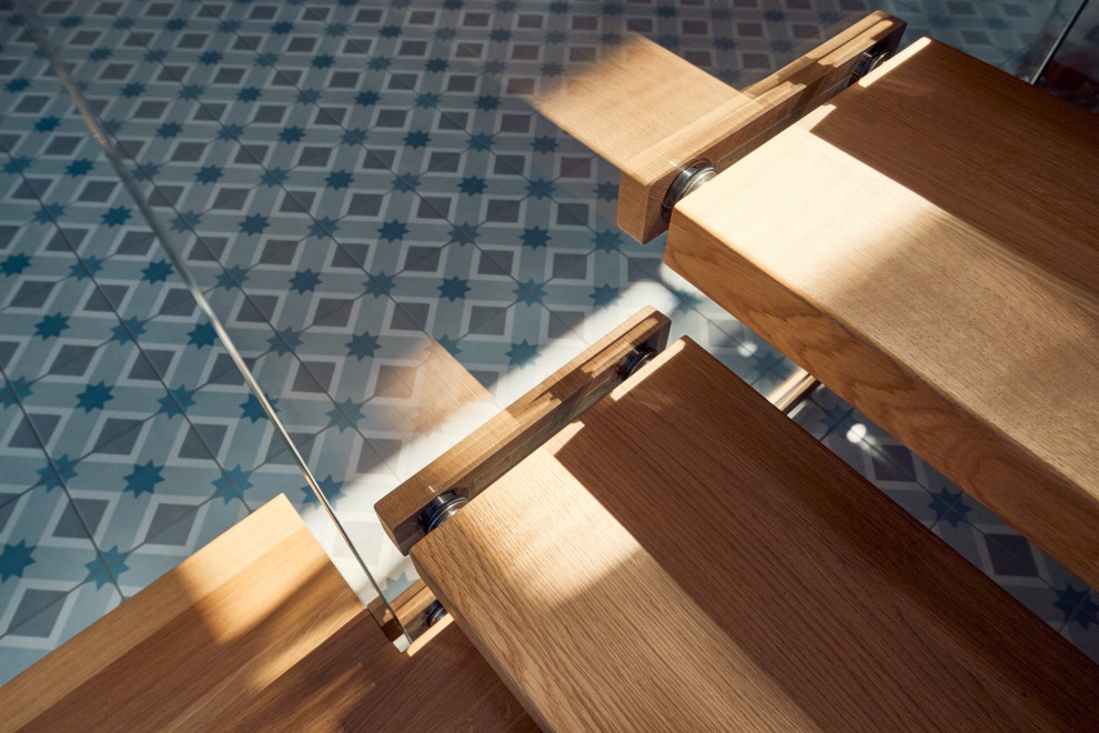 Консольная лестница из дуба со стеклянной балюстрадой