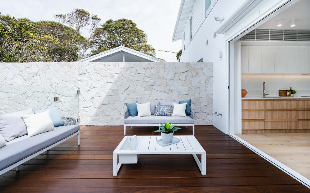 Cette image montre une terrasse arrière et au rez-de-chaussée marine avec des solutions pour vis-à-vis.