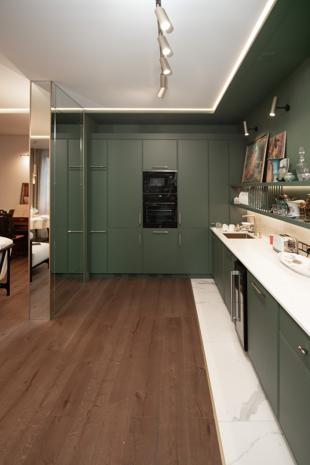 Стильная неоклассическая кухня в темно-изумрудном цвете