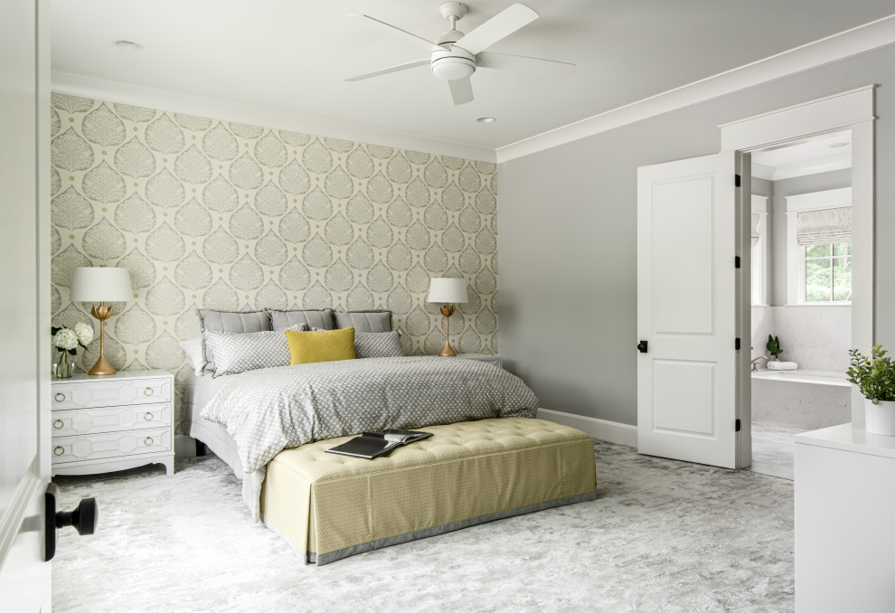 Diseño de dormitorio principal clásico renovado grande con paredes grises, moqueta, suelo gris y papel pintado