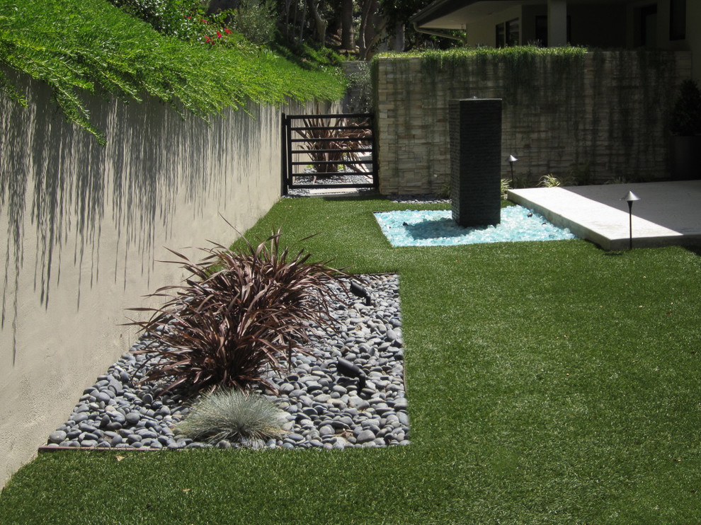 Photo of a large midcentury side yard full sun xeriscape in Los Angeles.