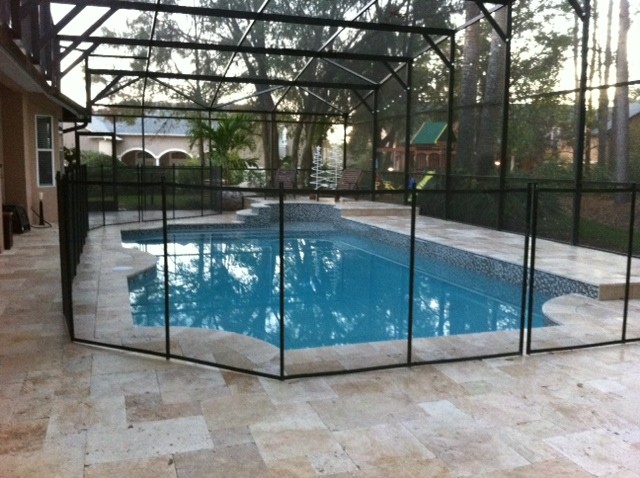 This is an example of a contemporary pool in Orlando.