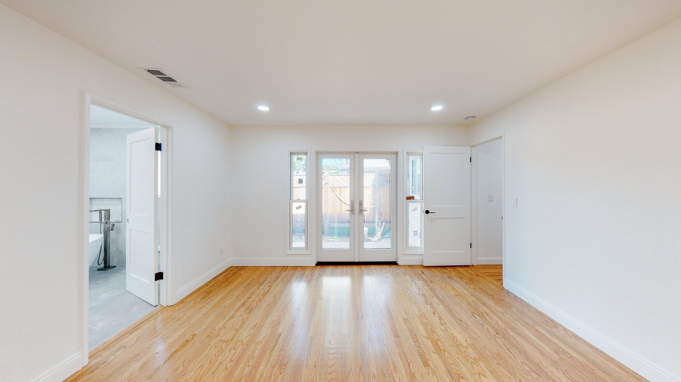 На фото: фойе среднего размера в стиле фьюжн с белыми стенами, полом из бамбука, двустворчатой входной дверью, белой входной дверью и бежевым полом