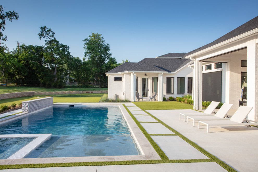 Стильный дизайн: большой участок и сад на заднем дворе в современном стиле - последний тренд