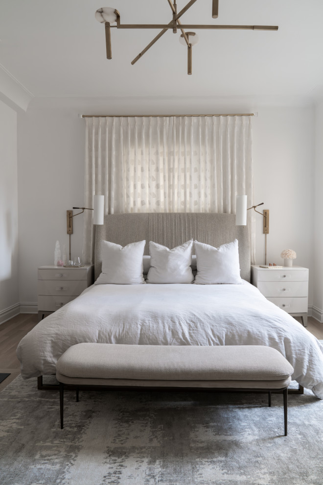 Идея дизайна: хозяйская спальня среднего размера в стиле неоклассика (современная классика) с белыми стенами, светлым паркетным полом, стандартным камином и фасадом камина из штукатурки