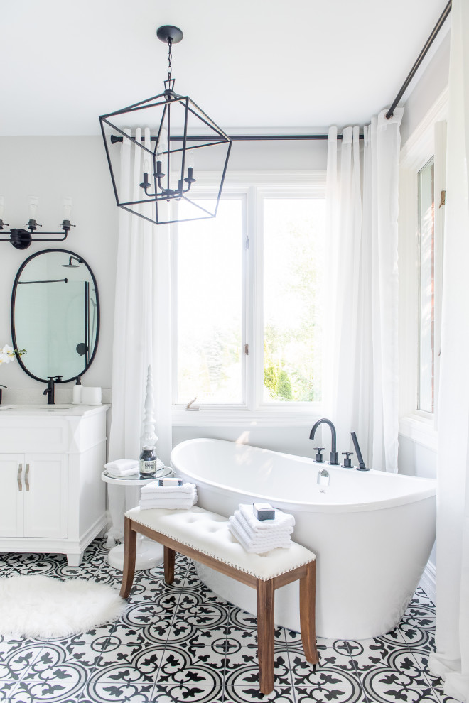 Transitional home design photo in Toronto