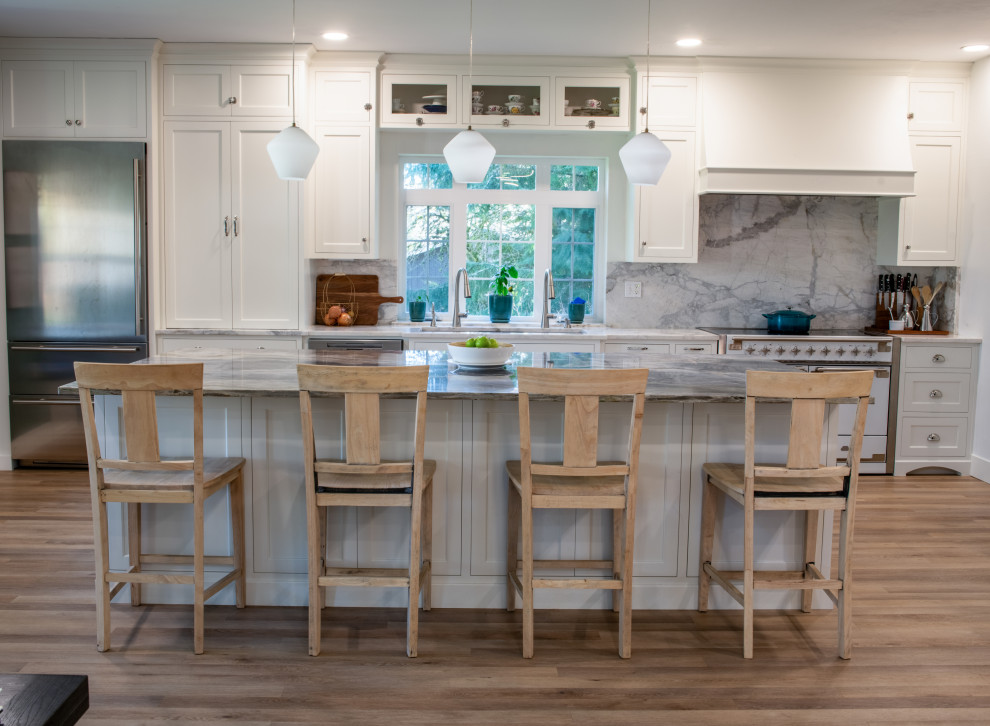Exempel på ett mellanstort eklektiskt vit vitt kök, med en nedsänkt diskho, luckor med profilerade fronter, vita skåp, marmorbänkskiva, vitt stänkskydd, stänkskydd i marmor, vita vitvaror, vinylgolv, en köksö och beiget golv