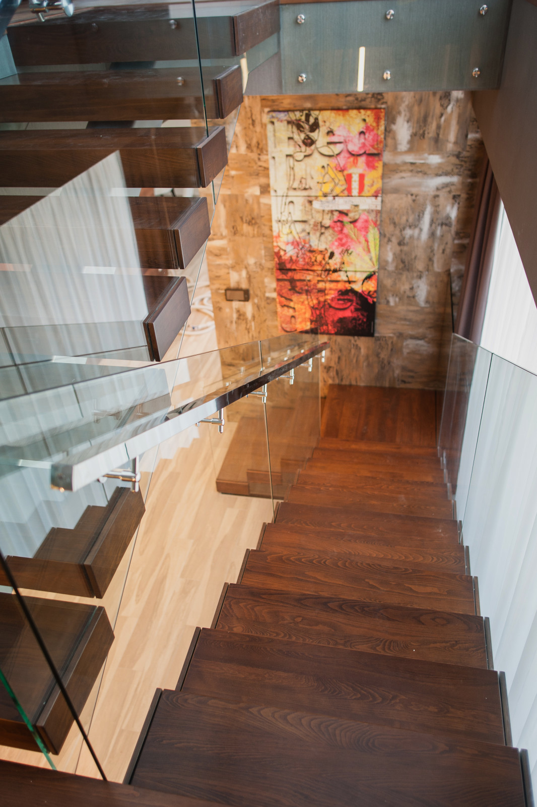 Дом в современном стиле с консольной лестницей