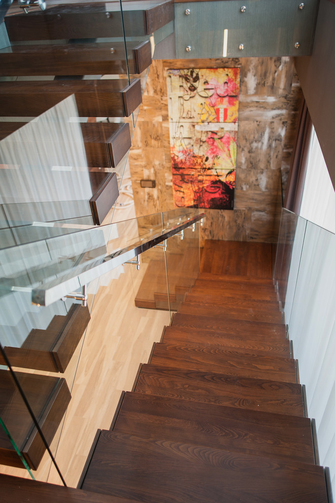 Дом в современном стиле с консольной лестницей