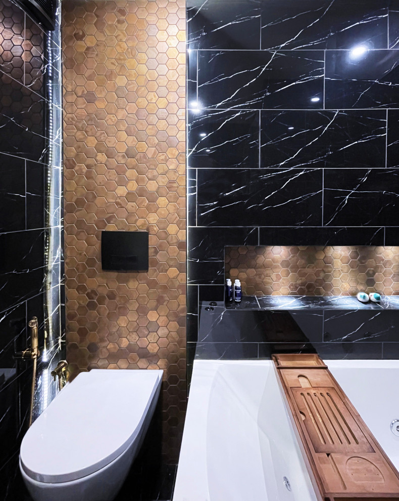 Esempio di una stanza da bagno padronale minimalista di medie dimensioni con WC sospeso, piastrelle nere, piastrelle di marmo, vasca/doccia, doccia aperta, vasca idromassaggio, pareti nere, parquet chiaro, pavimento bianco e soffitto a volta