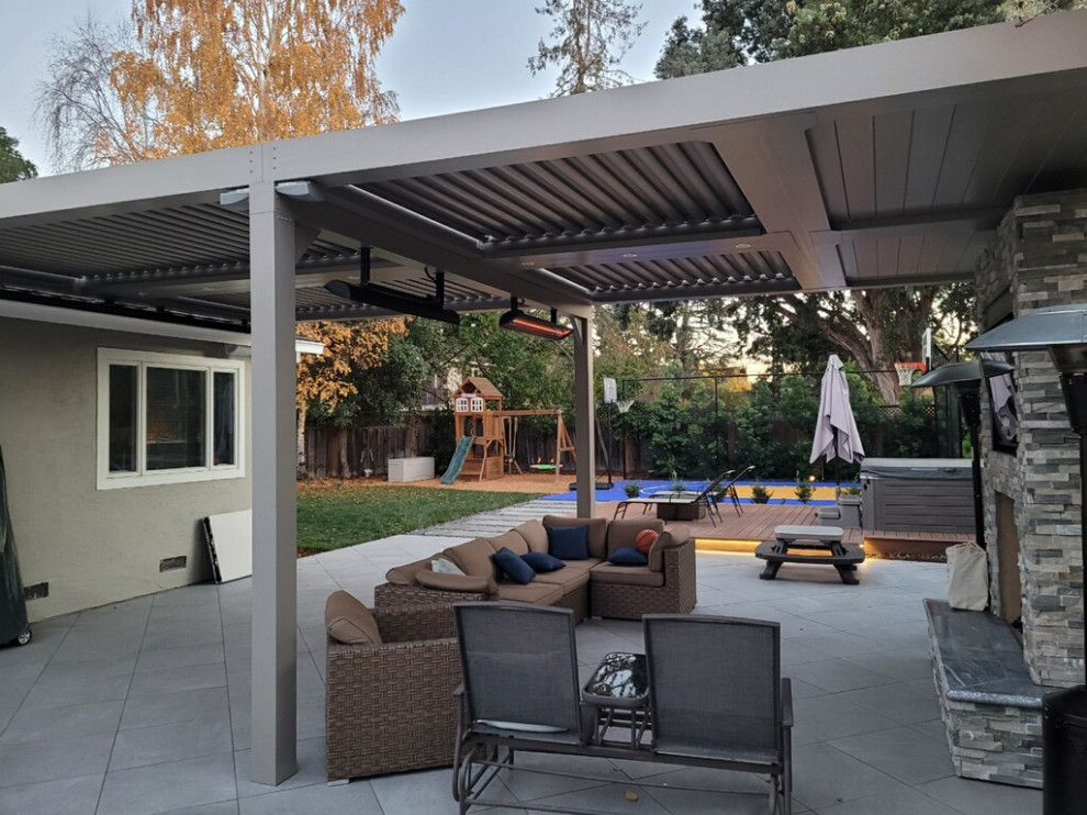 Foto de patio moderno de tamaño medio en patio trasero con jardín vertical, adoquines de ladrillo y pérgola