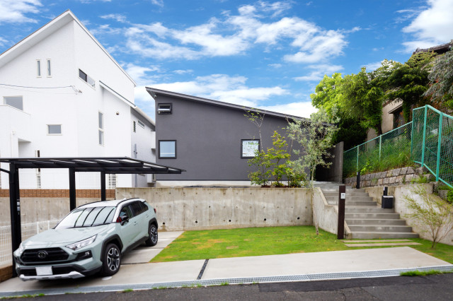 鳥見町の家 moderno-fachada