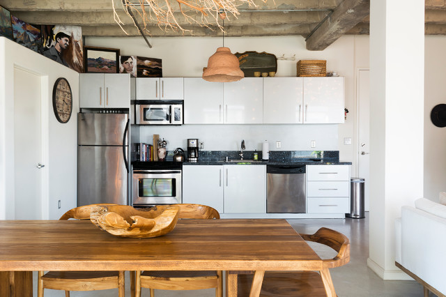 My Houzz: Books and String Lights Jazz Up an L.A. Loft industrial-kueche