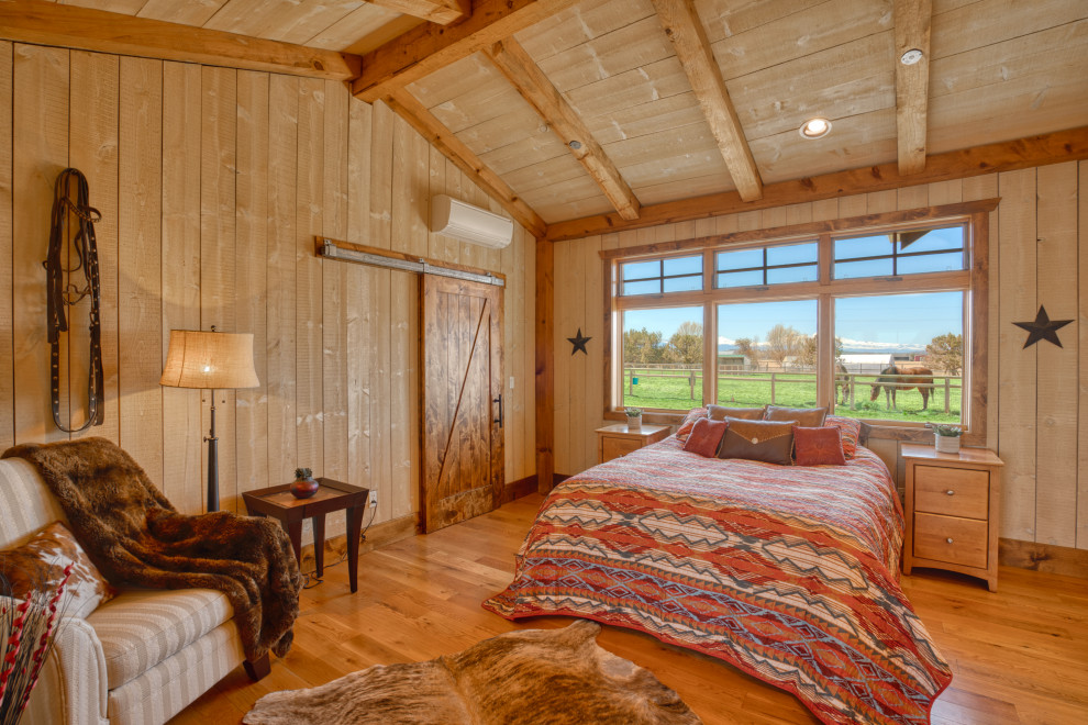 Mittelgroßes Landhaus Gästezimmer mit brauner Wandfarbe, braunem Boden, freigelegten Dachbalken und Wandpaneelen in Sonstige