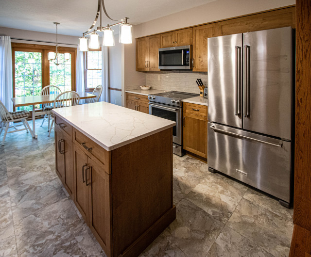 Toffee Stain Shaker Door Kitchen with Calacatta Valetin Quartz