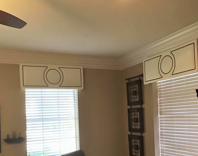 Example of a transitional home design design in Houston