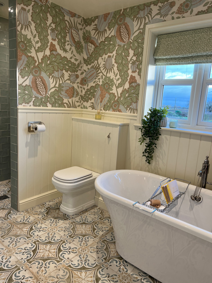 Idéer för vintage badrum, med beige skåp, ett fristående badkar, våtrum, porslinskakel, klinkergolv i porslin, marmorbänkskiva, flerfärgat golv och med dusch som är öppen