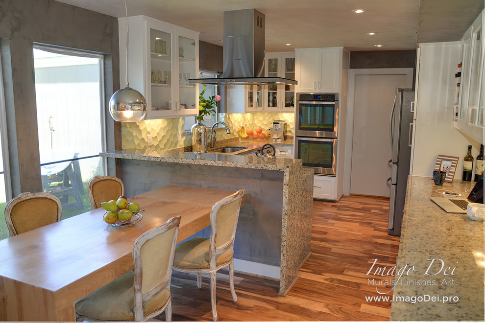 Kitchen - mid-sized transitional kitchen idea in Houston