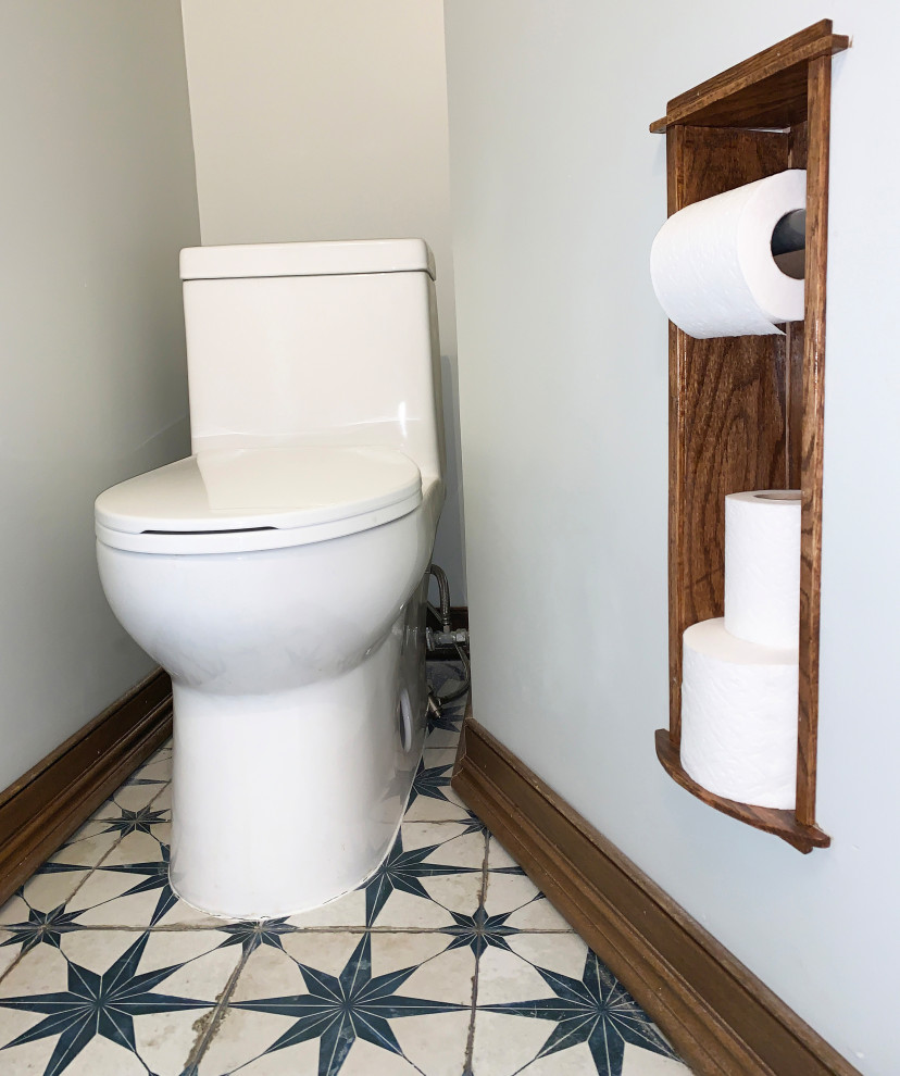 Idéer för att renovera ett litet rustikt vit vitt toalett, med släta luckor, blå skåp, vit kakel, porslinskakel, grå väggar, klinkergolv i porslin och vitt golv