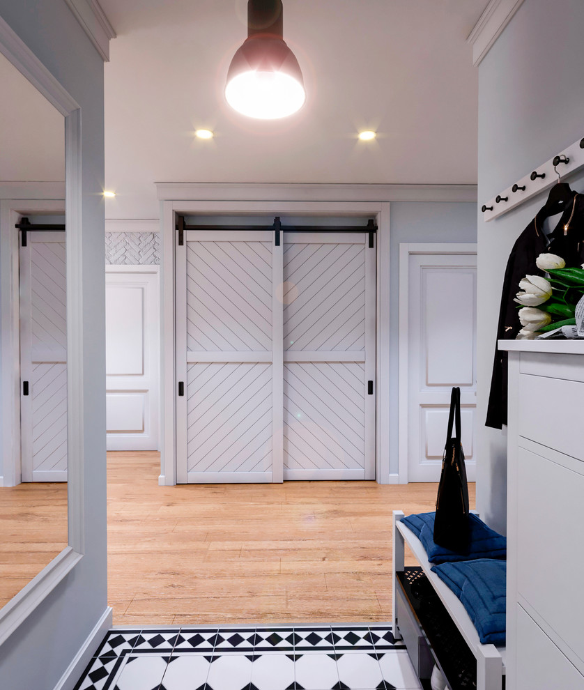 Прихожая. Вид от входной двери.