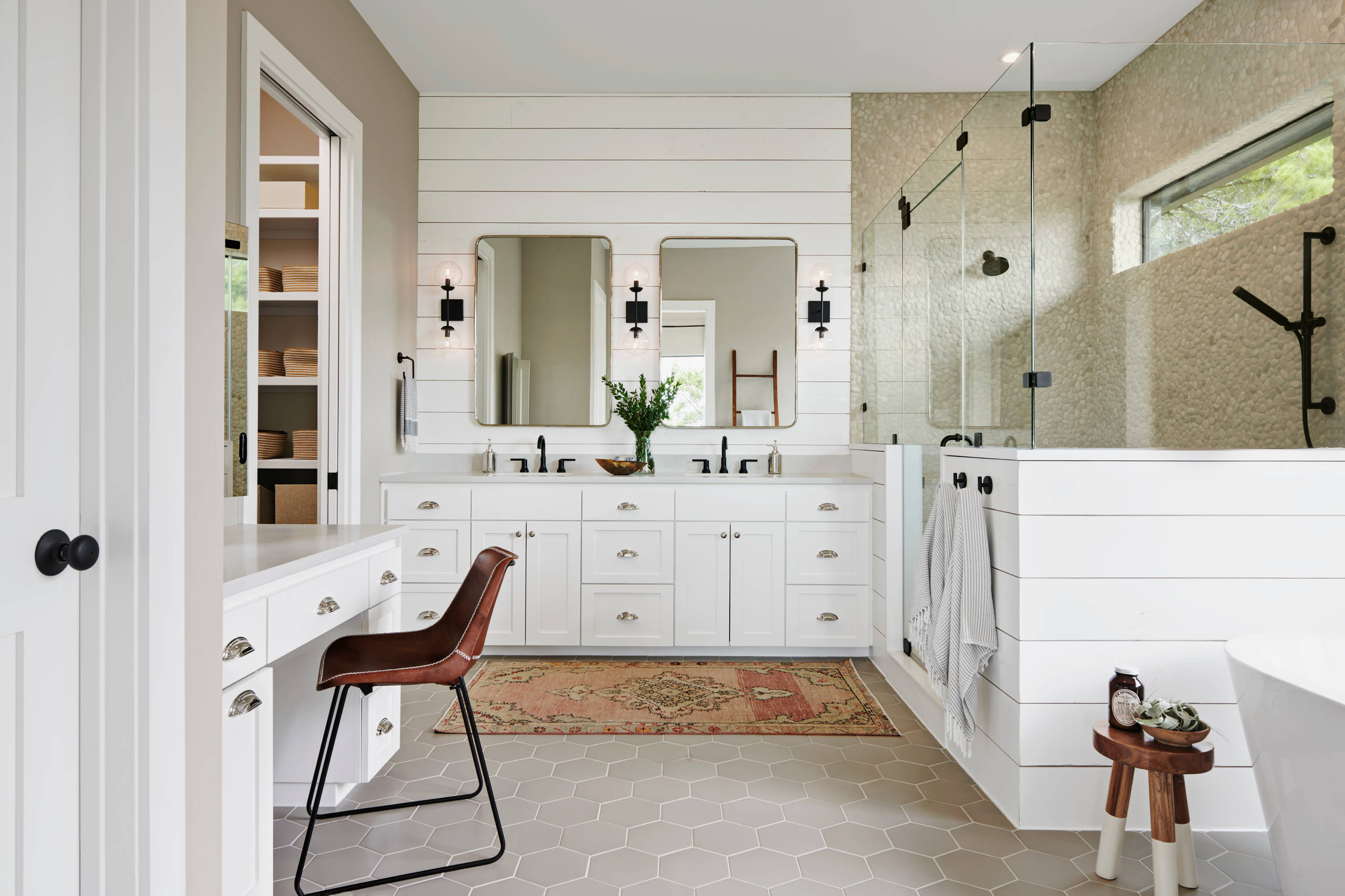 Your Guide to a Farmhouse-Style Bathroom, image size:2560x1706