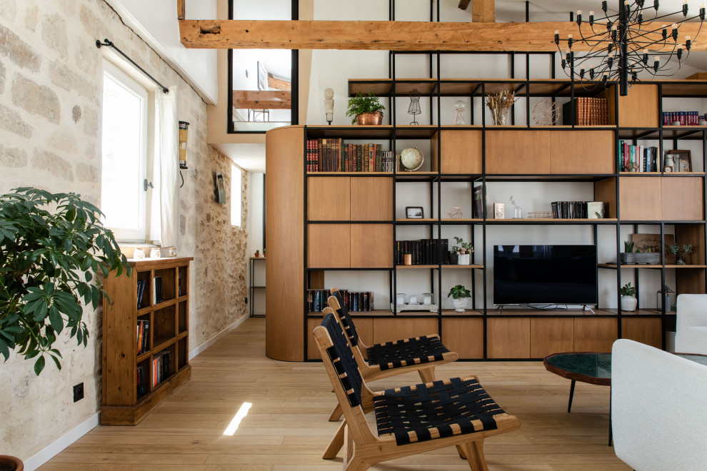 Idéer för ett modernt vardagsrum, med vita väggar, ljust trägolv och en fristående TV