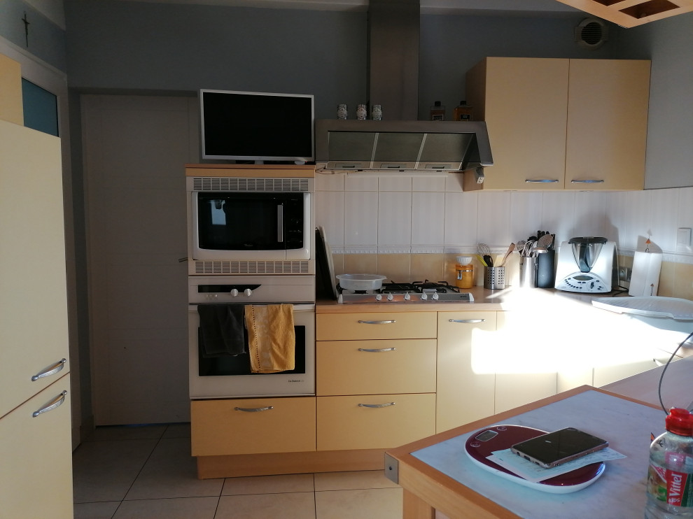 Cette photo montre une cuisine ouverte tendance en U de taille moyenne avec une crédence noire et plan de travail noir.