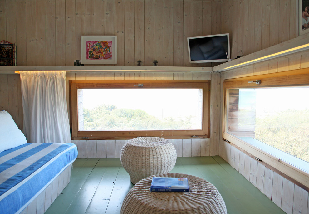 Ispirazione per una camera matrimoniale costiera con pavimento in legno verniciato e pavimento verde