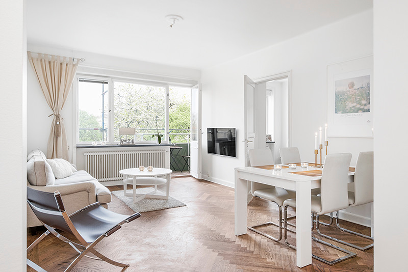 This is an example of a transitional dining room in Malmo.