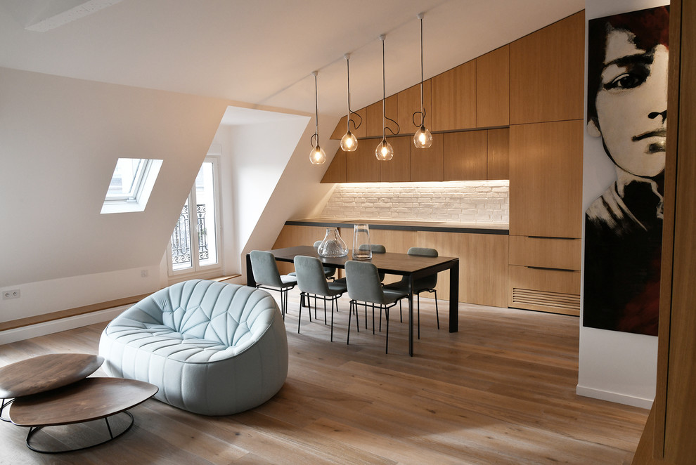 Salle à manger?[Réalisation de salle à manger With un mur blanc, parquet clair, aucune cheminée and un sol beige.]:[Réalisation de salles à manger With un mur blanc, parquet clair, aucune cheminée and un sol beige.]