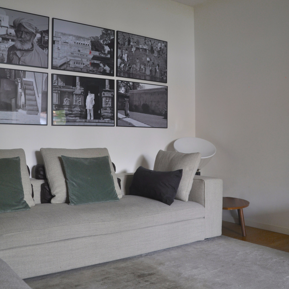 Immagine di un soggiorno minimal di medie dimensioni e aperto con pareti bianche, parquet chiaro e pavimento marrone