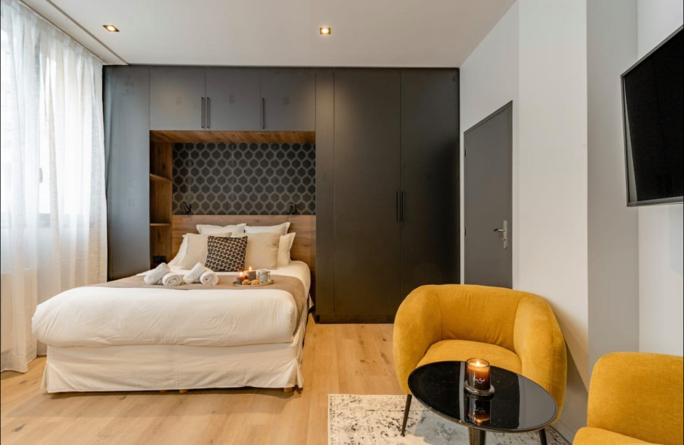 リヨンにある小さなコンテンポラリースタイルのおしゃれな主寝室 (黒い壁、淡色無垢フローリング、暖炉なし、ベージュの床、壁紙) のレイアウト