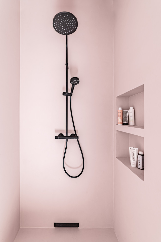 Example of a minimalist pink floor walk-in shower design in Berlin with pink walls