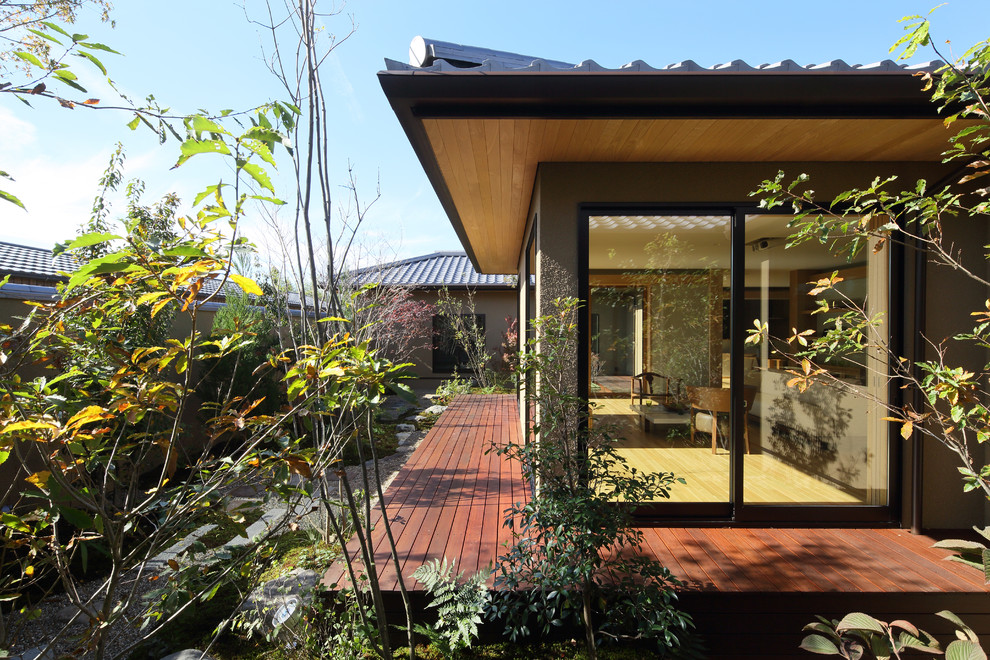 Photo of an asian verandah in Kyoto with a roof extension.