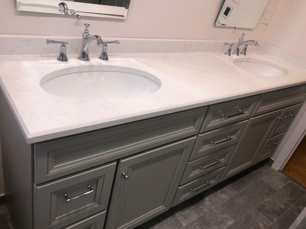 Transitional home design photo in Chicago