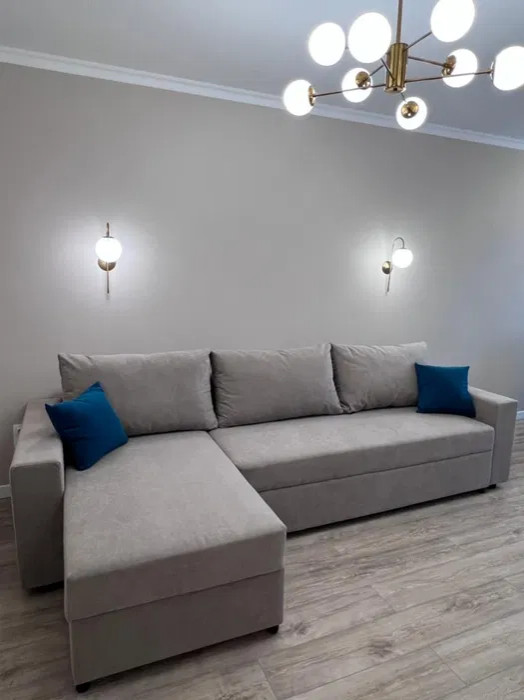 Inspiration för mellanstora moderna vardagsrum, med ett finrum, grå väggar, laminatgolv och beiget golv