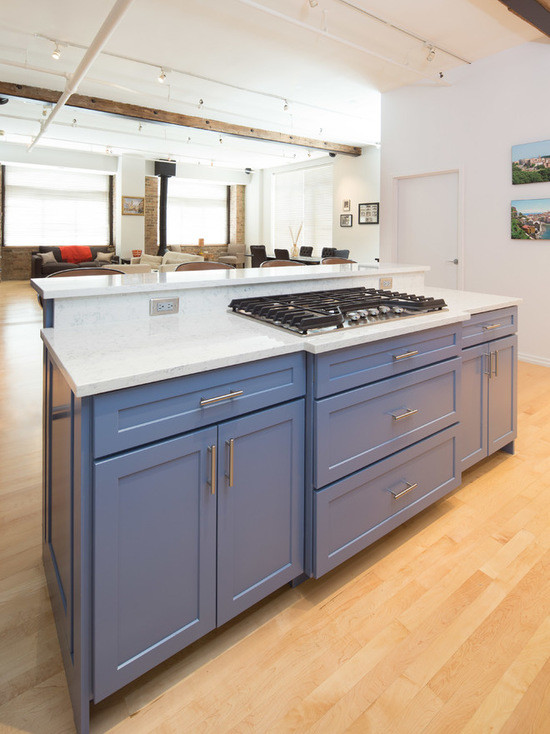 Inspiration for a mid-sized modern l-shaped eat-in kitchen in Chicago with a farmhouse sink, shaker cabinets, blue cabinets, granite benchtops, white splashback, subway tile splashback, stainless steel appliances, medium hardwood floors and with island.