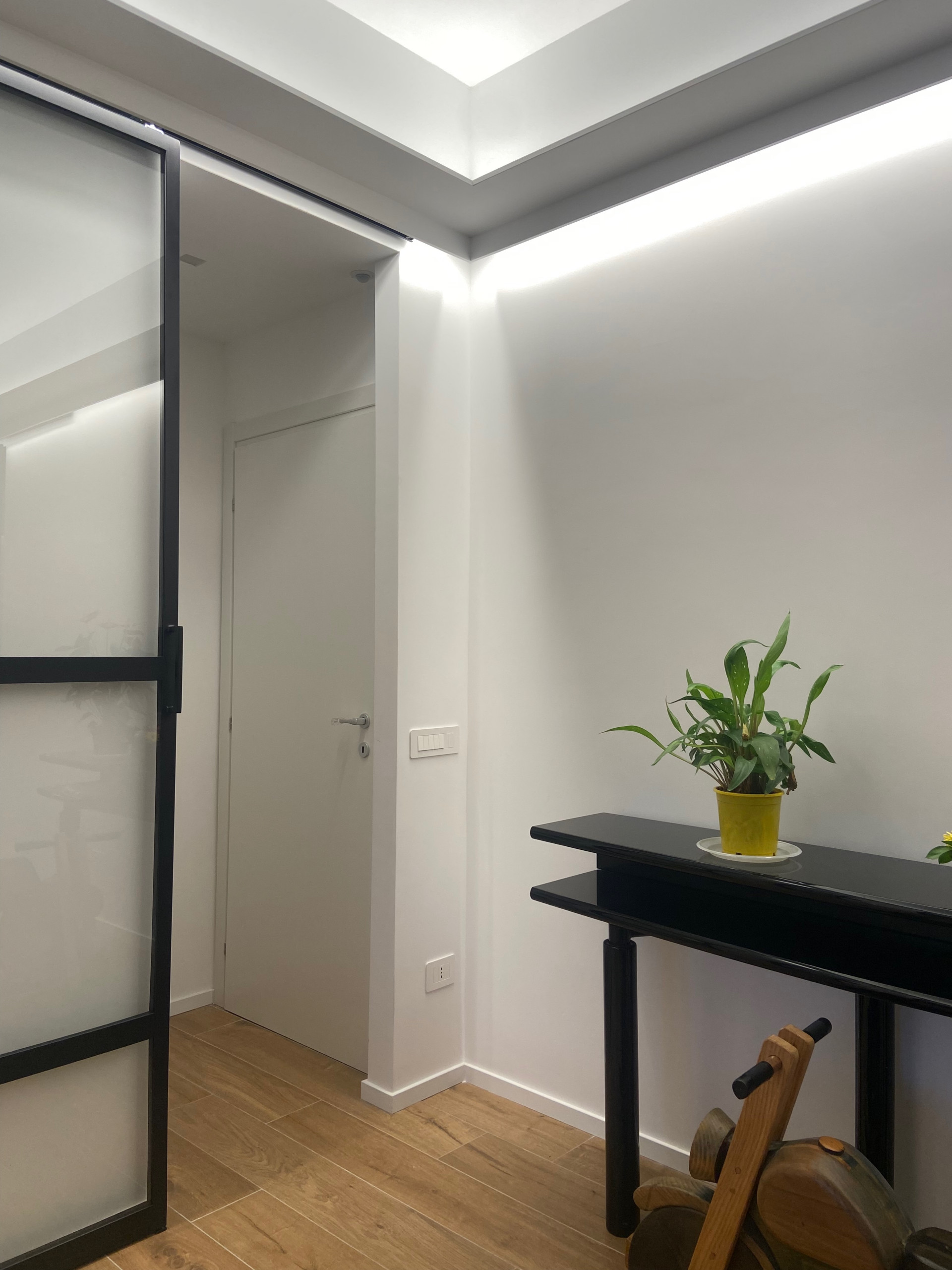 Quattro vetrate industriali nel living