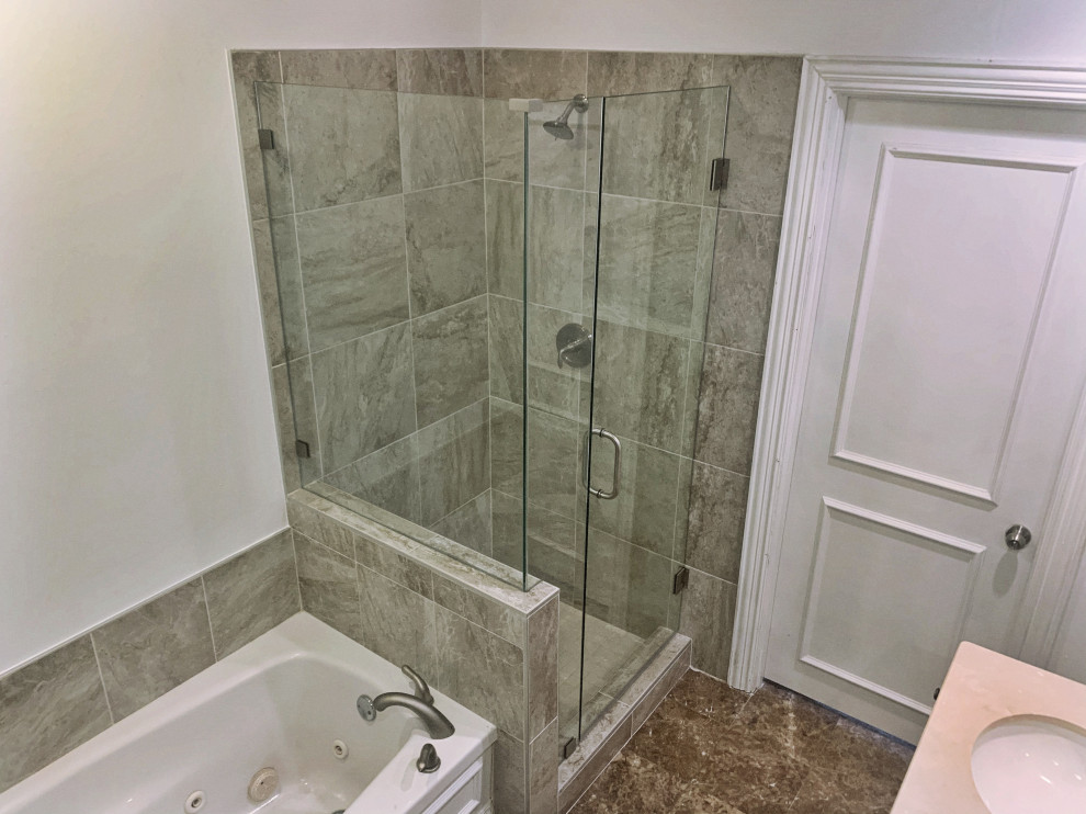 Idee per una stanza da bagno padronale classica di medie dimensioni con doccia ad angolo, piastrelle beige, porta doccia a battente e mobile bagno incassato