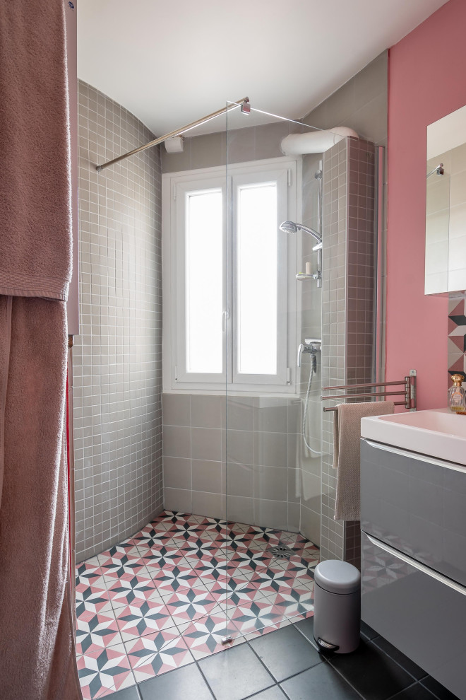 Réalisation d'une petite salle d'eau bohème avec un placard à porte affleurante, des portes de placard grises, une douche à l'italienne, un carrelage gris, des carreaux de céramique, un mur rose, carreaux de ciment au sol, un sol multicolore, meuble simple vasque et meuble-lavabo suspendu.