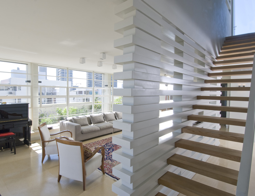Design ideas for a modern staircase in Tel Aviv.