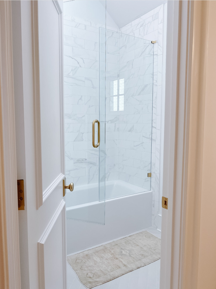 Immagine di una stanza da bagno chic con vasca/doccia, piastrelle bianche, pavimento bianco, porta doccia a battente e soffitto a volta
