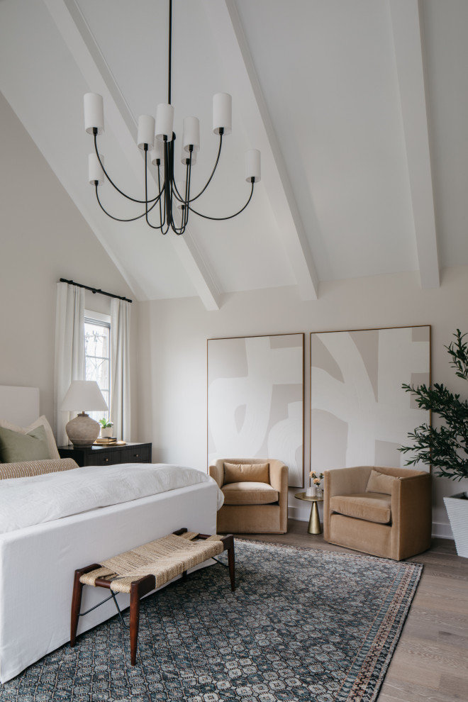 Ejemplo de dormitorio abovedado clásico renovado con paredes beige, suelo de madera oscura, suelo marrón y vigas vistas