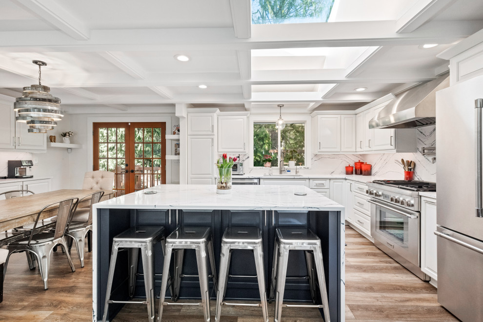 Large beach style eat-in kitchen photo in Seattle with quartz countertops and quartz backsplash