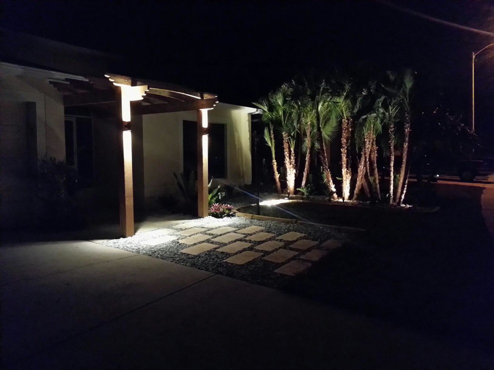 Example of a mountain style home design design in Miami