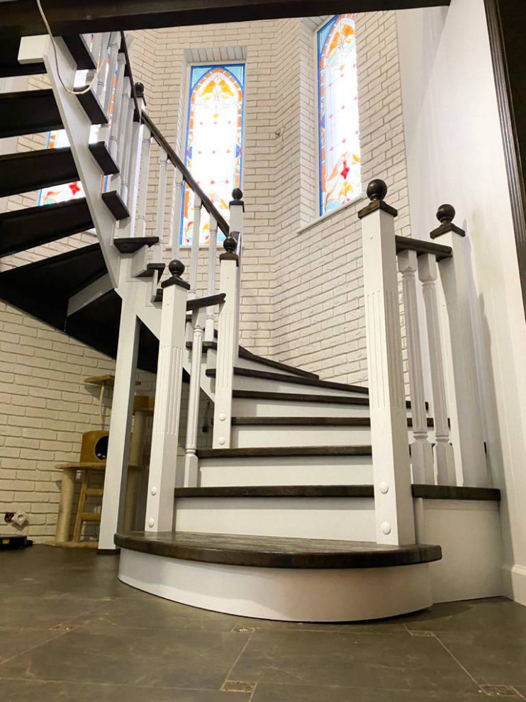 Красивая современная деревянная лестница на металлическом каркасе