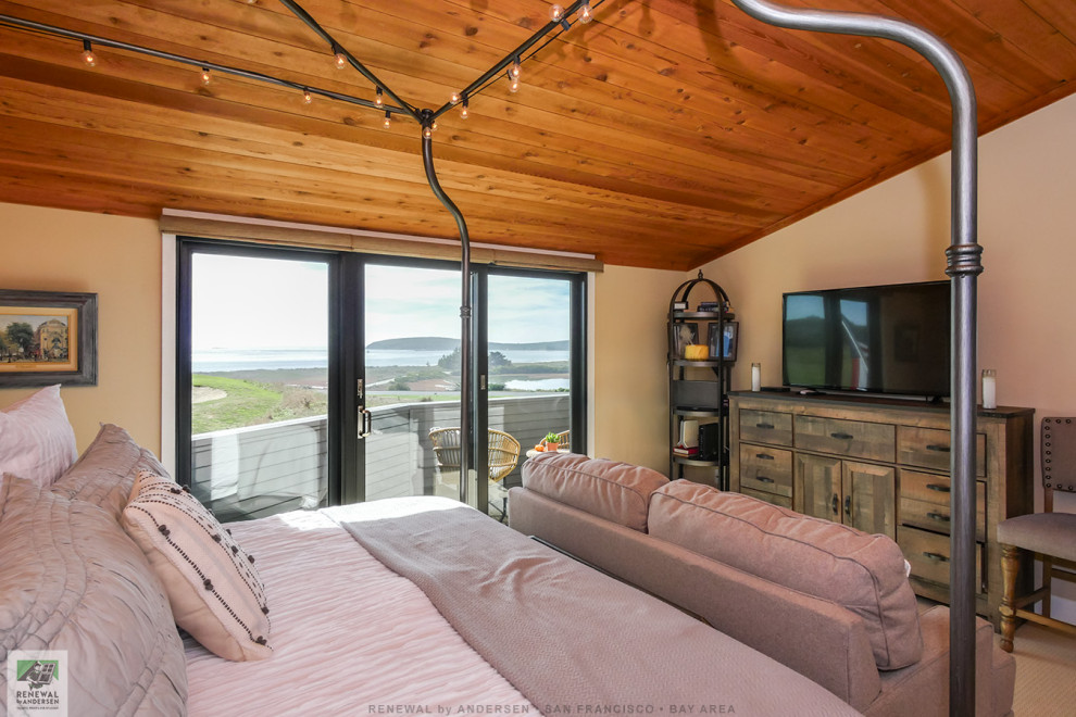 Cette image montre une chambre avec moquette de taille moyenne avec un mur beige, aucune cheminée, un sol beige et un plafond en lambris de bois.