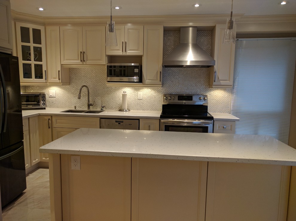 Example of a transitional kitchen design in Toronto