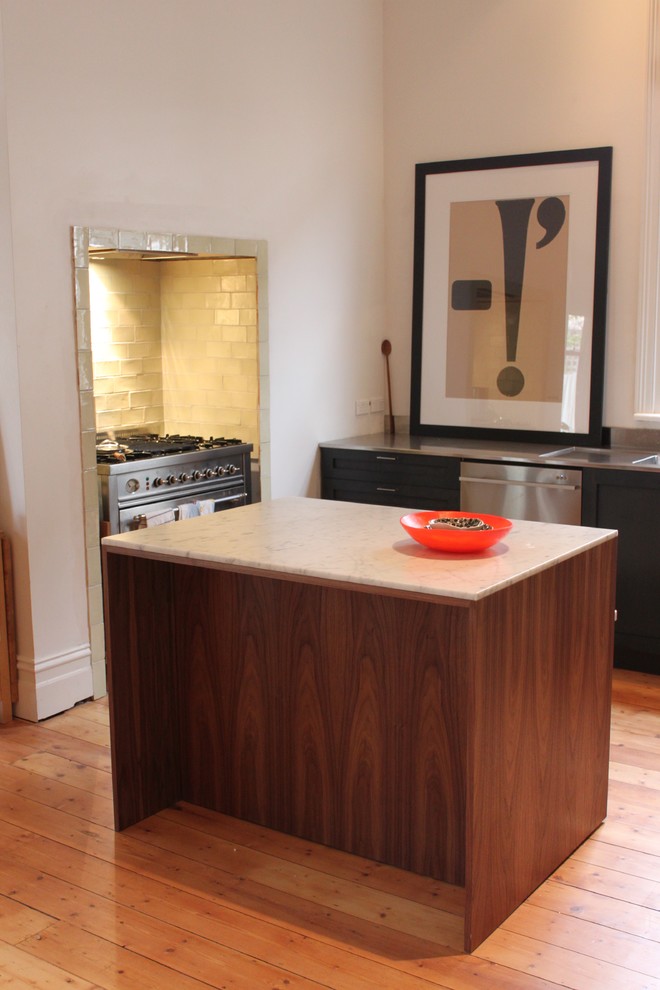 Foto på ett mellanstort minimalistiskt kök, med en integrerad diskho, gröna skåp, marmorbänkskiva, rostfria vitvaror, ljust trägolv och en köksö